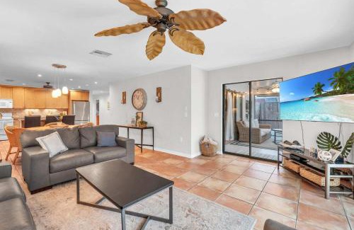 Naples Park Casa | Walk to Vanderbilt Beach From Our Naples Park Home