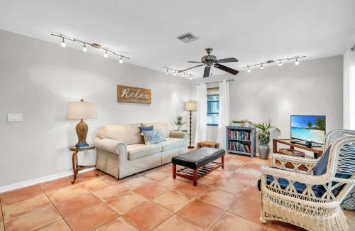 Naples Park Casa | Walk to Vanderbilt Beach From Our Naples Park Home