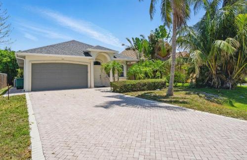 Naples Park Casa | Walk to Vanderbilt Beach & Relax in the Pool