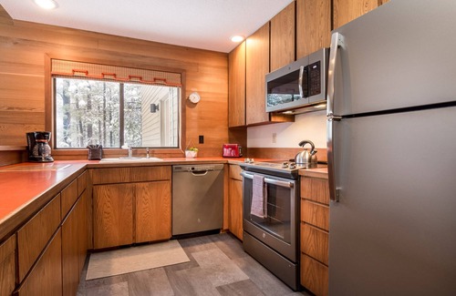 Sunriver Casa | Walk to village AC+Loft+Sauna+HotTub+SHARC Passes+Pet & Kid Friendly