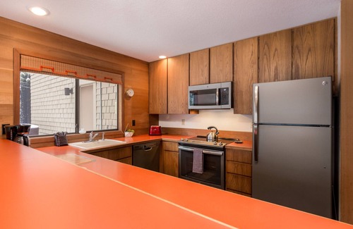 Sunriver Casa | Walk to village AC+Loft+Sauna+HotTub+SHARC Passes+Pet & Kid Friendly