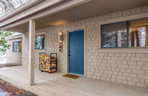 Sunriver Casa | Walk to village AC+Loft+Sauna+HotTub+SHARC Passes+Pet & Kid Friendly