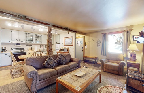 Mammoth Lakes Condominio | Camine hasta Village Gondola desde esta escapada con jacuzzi compartido, piscina y sauna