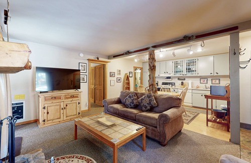 Mammoth Lakes Condominio | Camine hasta Village Gondola desde esta escapada con jacuzzi compartido, piscina y sauna