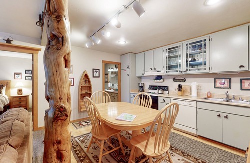 Mammoth Lakes Condominio | Camine hasta Village Gondola desde esta escapada con jacuzzi compartido, piscina y sauna