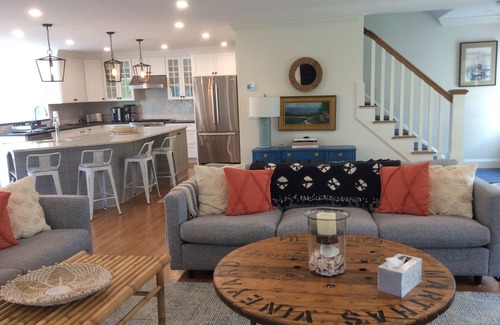 Katama Casa | WALK TO VILLAGE LOCATION, NEW POOL, FAMILY COMPOUND!