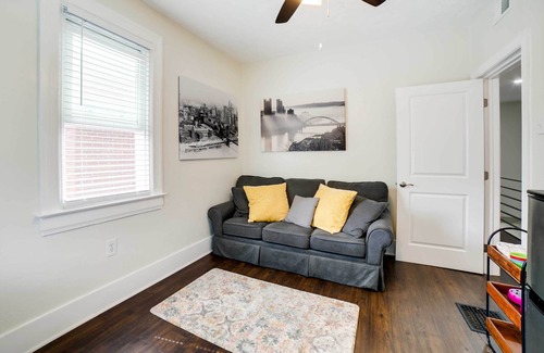 Shadyside Casa | Walk to Walnut St: Pet-Friendly Pittsburgh Home!