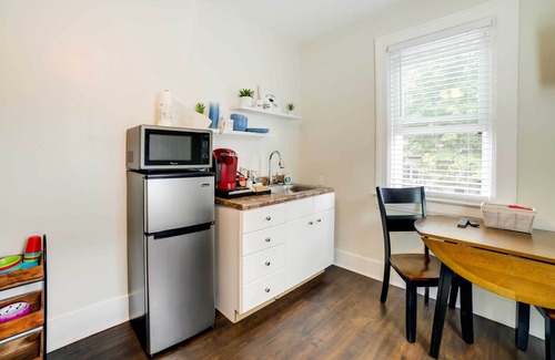 Shadyside Casa | Walk to Walnut St: Pet-Friendly Pittsburgh Home!