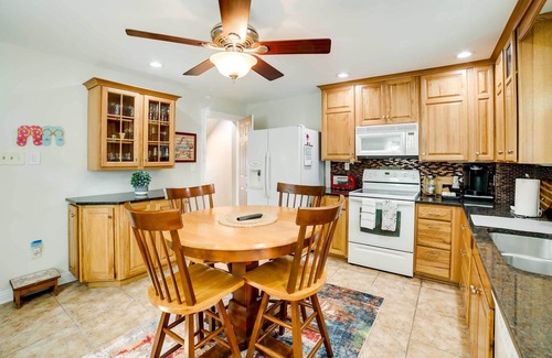 Shadyside Casa | Walk to Walnut St: ‘Shadyside House’ w/ Deck