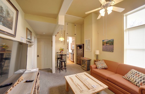 Saugatuck Apartamento | Walk to Water St & River: Quaint Saugatuck Apt