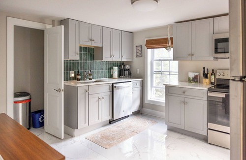 Washington Street Historic District Casa | Walk to Wesleyan & Dwtn - New hot tub with outdoor TV