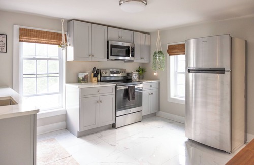 Washington Street Historic District Casa | Walk to Wesleyan & Dwtn - New hot tub with outdoor TV