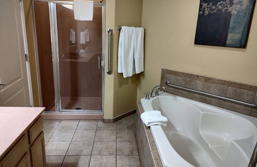 North Scottsdale Complejo | Walk to WM Phoenix Open 2025 - 2 Bdrm Lockoff - Sleeps 8 - Villa Mirage Resort