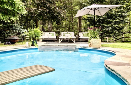 Woodstock Casa | A pie de Woodstock, Streamside W / en la piscina de tierra