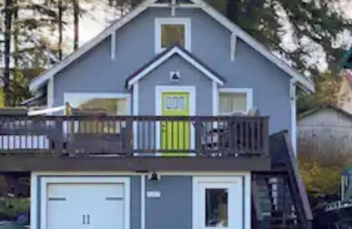Petersburg Casa | Walkable 3 Bedroom Duplex with private Hot Tub, Porch, and Scenic Views