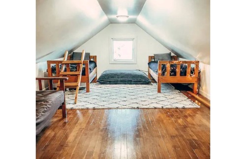 Petersburg Casa | Walkable 3 Bedroom Duplex with private Hot Tub, Porch, and Scenic Views
