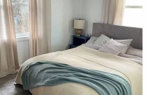 Petersburg Casa | Walkable 3 Bedroom Duplex with private Hot Tub, Porch, and Scenic Views