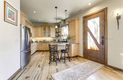 Carbondale Apartamento | Walkable Apt in Carbondale: 'Luxury Artist's Loft'
