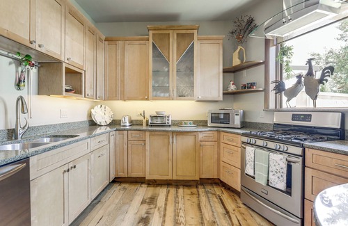 Carbondale Apartamento | Walkable Apt in Carbondale: 'Luxury Artist's Loft'