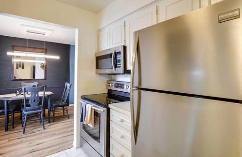 Knox - Henderson Condominio | Walkable Dallas Vacation Rental w/ Community Pool!
