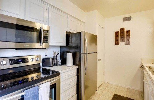 Knox - Henderson Condominio | Walkable Dallas Vacation Rental w/ Community Pool!