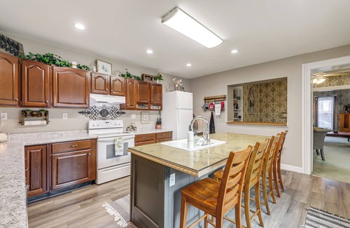 West Liberty Casa | Walkable Group Getaway w/Bikes in West Liberty!