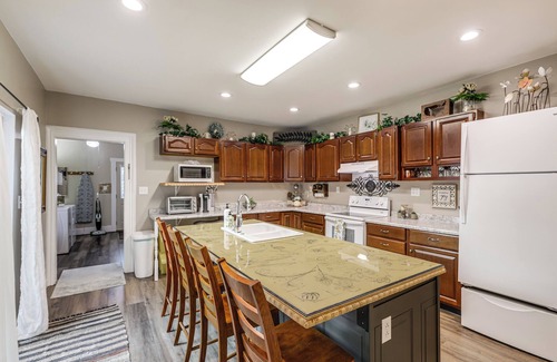 West Liberty Casa | Walkable Group Getaway w/Bikes in West Liberty!
