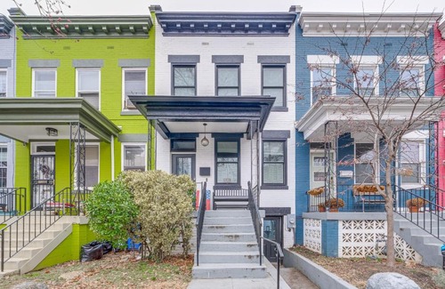 Near Northeast Apartamento | Walkable Location Modern DC Apt with Yard Access!