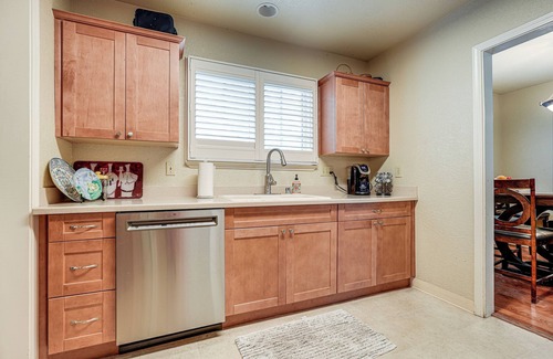 Stockton Casa | Walkable Miracle Mile Retreat w/ Peaceful Patio