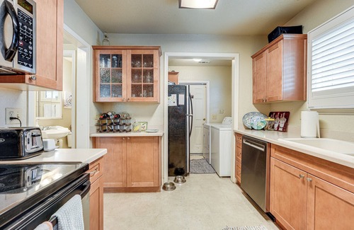 Stockton Casa | Walkable Miracle Mile Retreat w/ Peaceful Patio