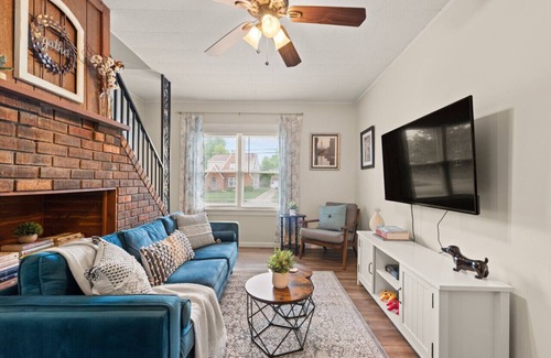 Kamm's Corners Apartamento | Walkable Neighborhood of Kamm's Corners
