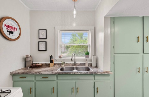 Kamm's Corners Apartamento | Walkable Neighborhood of Kamm's Corners