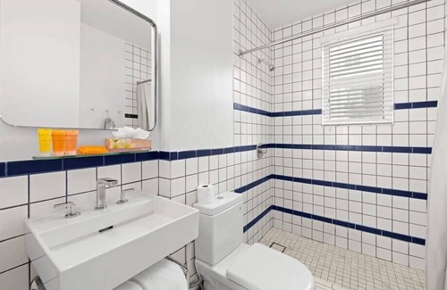 West Avenue Hotel | Walkable South Beach Studio | Steps to Miami Attractions