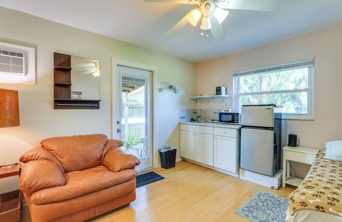 Pinellas Park Apartamento | Walkable Studio in Pinellas Park w/ Desk & Patio