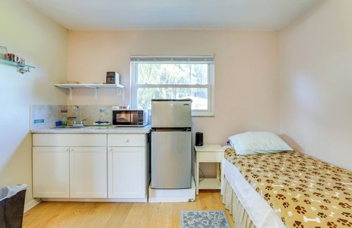 Pinellas Park Apartamento | Walkable Studio in Pinellas Park w/ Desk & Patio