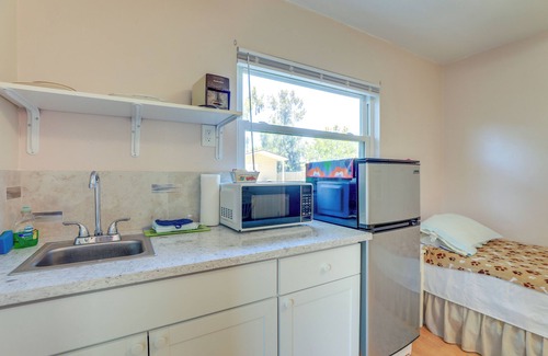Pinellas Park Apartamento | Walkable Studio in Pinellas Park w/ Desk & Patio