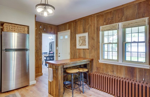 Mequon Casa | Walkable Thiensville Retreat Near Hiking!