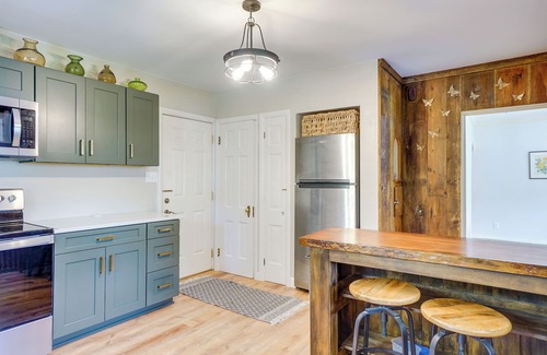 Mequon Casa | Walkable Thiensville Retreat Near Hiking!