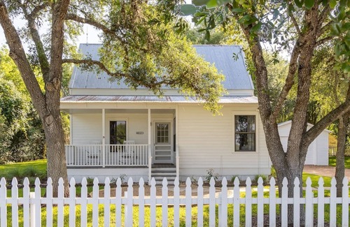 Round Top Casa | Walkable to Henkel Square in Round Top | Near the Best Spots & Parking is Available | The Reed