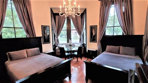 Faubourg Livaudais Casa | Walker Mansion on St Charles Ave - Unit 2