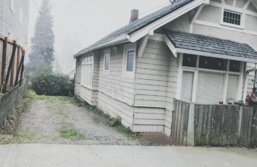 Queen Anne Casa | Walker's Paradise 1 with 2 free parking lots