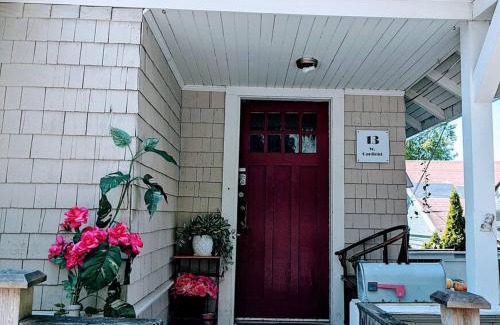 Queen Anne Casa | Walker's Paradise 1 with 2 free parking lots