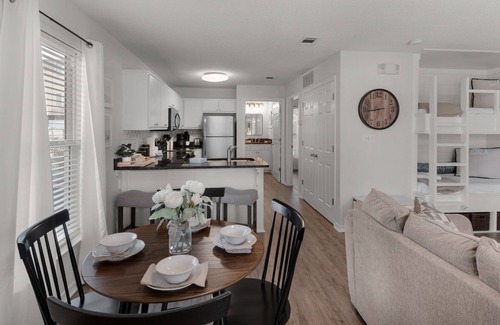 Seagrove Beach Condominio | Walking Distance to Beach, Large Pool, Ground Floor +Free Attraction Tickets!