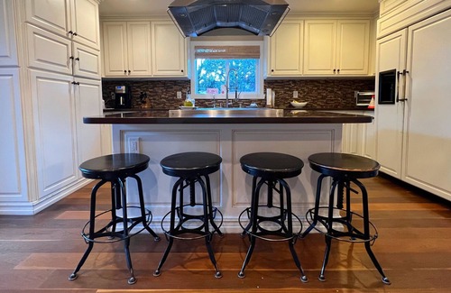 Tree Section Casa | Walking distance to the beach - Tree section home with backyard