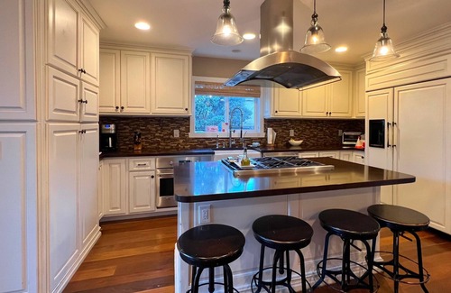 Tree Section Casa | Walking distance to the beach - Tree section home with backyard