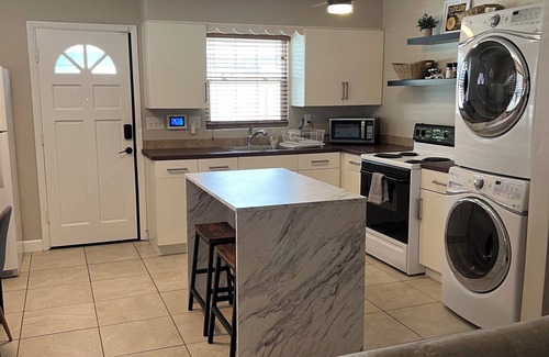 Dunedin Casa | Walking distance to Downtown, the Pinellas trail and the ocean.