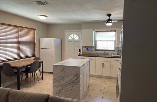Dunedin Casa | Walking distance to Downtown, the Pinellas trail and the ocean.