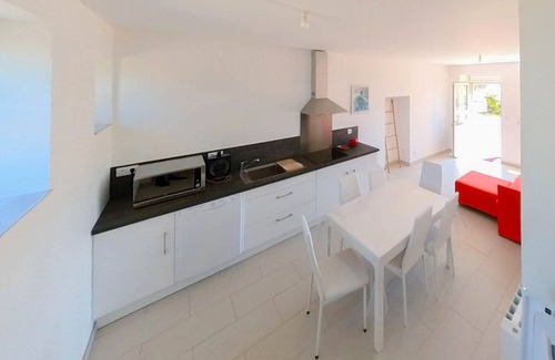 Plouharnel Casa | Walking distance to Sainte Barbe beach. 3 bright bedrooms, 2 bathrooms, enclosed garden.
