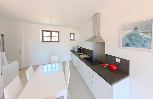 Plouharnel Casa | Walking distance to Sainte Barbe beach. 3 bright bedrooms, 2 bathrooms, enclosed garden.