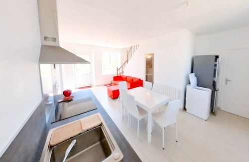 Plouharnel Casa | Walking distance to Sainte Barbe beach. 3 bright bedrooms, 2 bathrooms, enclosed garden.